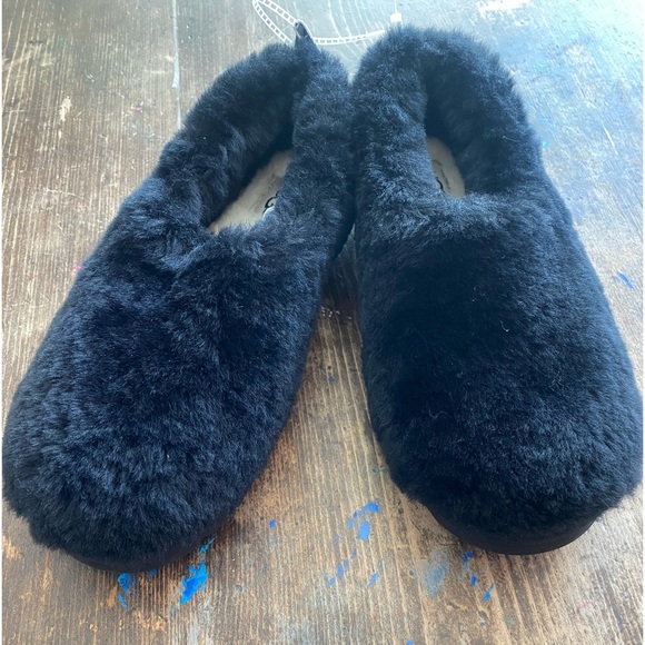 UGG black faux fur sugar sole slippers!🖤😎🖤hard to find but here they are!!! - Picture 2 of 10